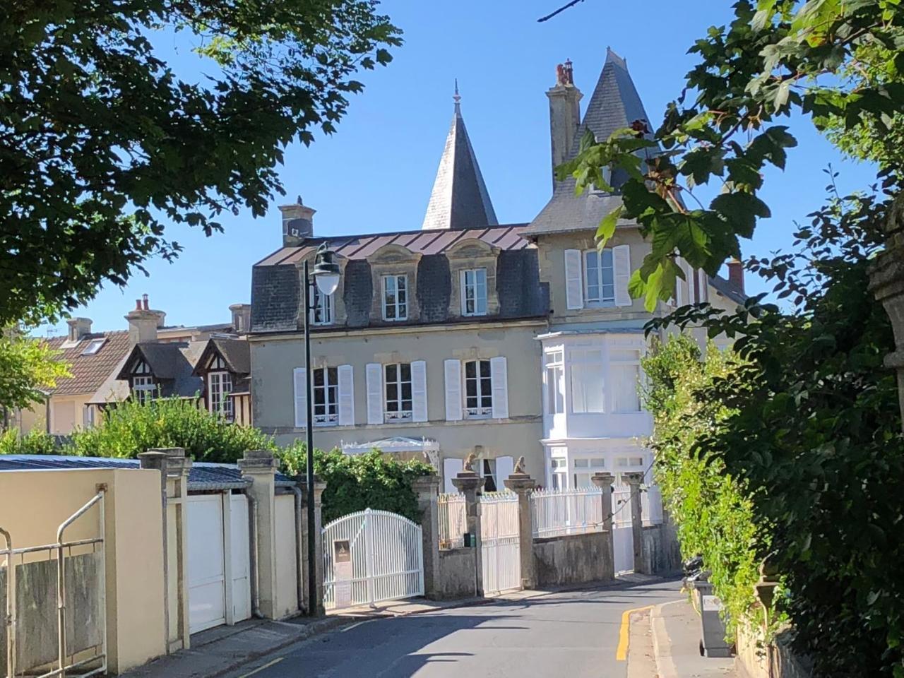 Dday Aviators Le Manoir Hotel Arromanches-les-Bains Exterior photo